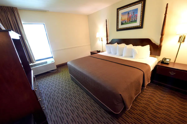 Bayside Hotel of Mackinac King Bed Courtside
