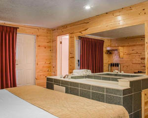 Mackinac Lodge King Bed Jacuzzi