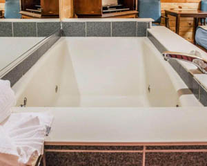 Mackinac Lodge Jacuzzi