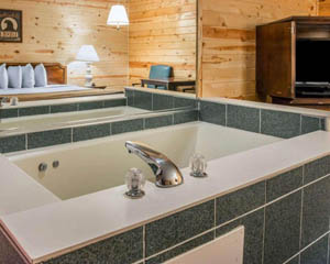 Mackinac Lodge King Bed Jacuzzi